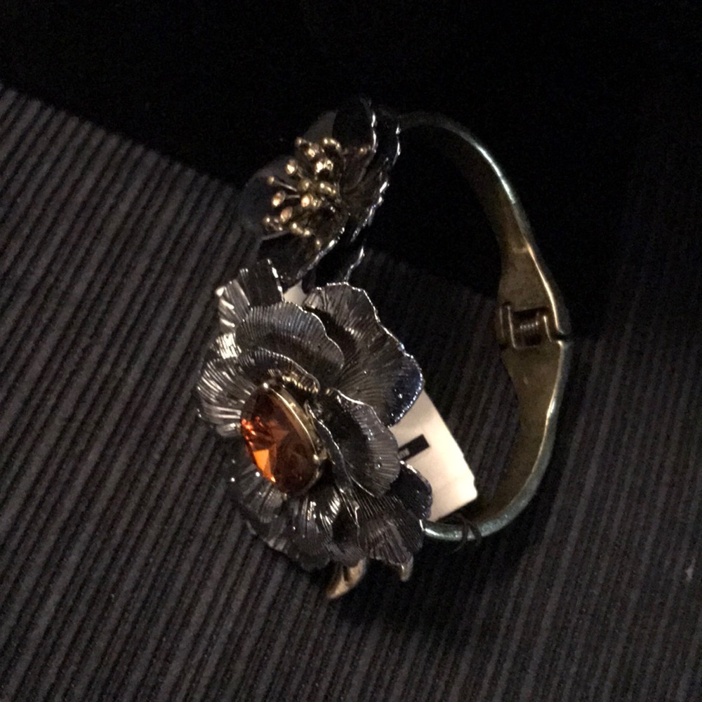 Bracelet with hinge and gems